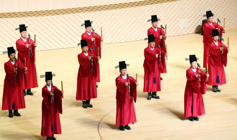 [부산=뉴시스] 하경민 기자 = 크라운해태 임직원들이 만든 '제6회 CH한음회'가 10일 부산 부산진구 부산콘서트홀에서 본 국악공연(오후 7시)에 앞서 최종 연습공연을 하고 있다. CH한음회는 과자 회사인 크라운해태 임직원들이 평소 갈고 닦은 전통음악 실력을 지역 고객들에게 선보이는 고객감사 공연으로, 지난해 4월 대전·대구, 올해 광주·대구·일본 오사카 등에 이어 이날 부산 공연을 펼친다. 2025.12.10. yulnetphoto@newsis.com