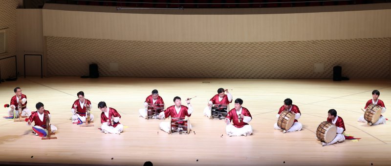 [부산=뉴시스] 하경민 기자 = 크라운해태 임직원들이 만든 '제6회 CH한음회'가 10일 부산 부산진구 부산콘서트홀에서 본 국악공연(오후 7시)에 앞서 최종 연습공연을 하고 있다. CH한음회는 과자 회사인 크라운해태 임직원들이 평소 갈고 닦은 전통음악 실력을 지역 고객들에게 선보이는 고객감사 공연으로, 지난해 4월 대전·대구, 올해 광주·대구·일본 오사카 등에 이어 이날 부산 공연을 펼친다. 2025.12.10. yulnetphoto@newsis.com