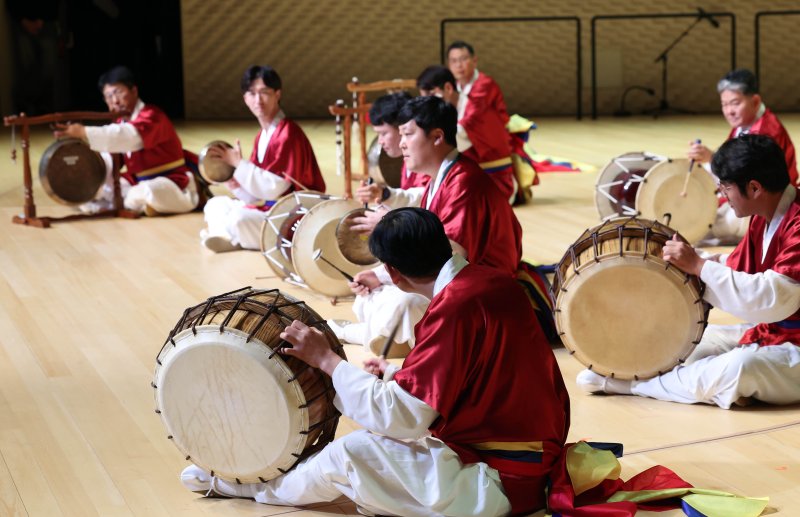 [부산=뉴시스] 하경민 기자 = 크라운해태 임직원들이 만든 '제6회 CH한음회'가 10일 부산 부산진구 부산콘서트홀에서 본 국악공연(오후 7시)에 앞서 최종 연습공연을 하고 있다. CH한음회는 과자 회사인 크라운해태 임직원들이 평소 갈고 닦은 전통음악 실력을 지역 고객들에게 선보이는 고객감사 공연으로, 지난해 4월 대전·대구, 올해 광주·대구·일본 오사카 등에 이어 이날 부산 공연을 펼친다. 2025.12.10. yulnetphoto@newsis.com