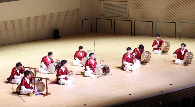 [부산=뉴시스] 하경민 기자 = 크라운해태 임직원들이 만든 '제6회 CH한음회'가 10일 부산 부산진구 부산콘서트홀에서 본 국악공연(오후 7시)에 앞서 최종 연습공연을 하고 있다. CH한음회는 과자 회사인 크라운해태 임직원들이 평소 갈고 닦은 전통음악 실력을 지역 고객들에게 선보이는 고객감사 공연으로, 지난해 4월 대전·대구, 올해 광주·대구·일본 오사카 등에 이어 이날 부산 공연을 펼친다. 2025.12.10. yulnetphoto@newsis.com