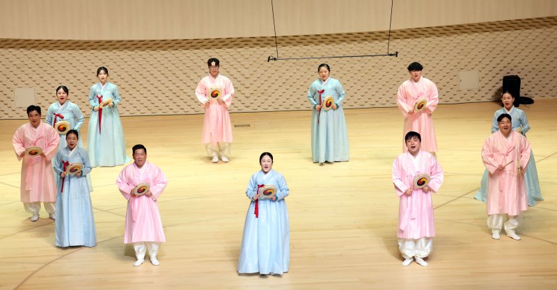 [부산=뉴시스] 하경민 기자 = 크라운해태 임직원들이 만든 '제6회 CH한음회'가 10일 부산 부산진구 부산콘서트홀에서 본 국악공연(오후 7시)에 앞서 최종 연습공연을 하고 있다. CH한음회는 과자 회사인 크라운해태 임직원들이 평소 갈고 닦은 전통음악 실력을 지역 고객들에게 선보이는 고객감사 공연으로, 지난해 4월 대전·대구, 올해 광주·대구·일본 오사카 등에 이어 이날 부산 공연을 펼친다. 2025.12.10. yulnetphoto@newsis.com