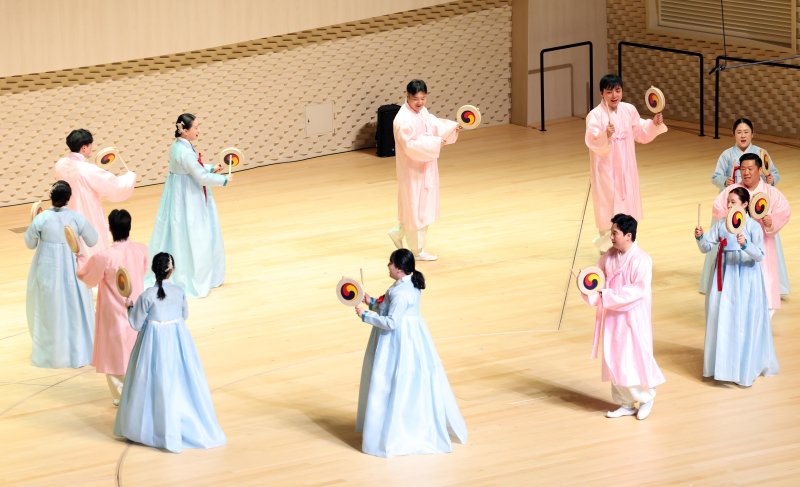 [부산=뉴시스] 하경민 기자 = 크라운해태 임직원들이 만든 '제6회 CH한음회'가 10일 부산 부산진구 부산콘서트홀에서 본 국악공연(오후 7시)에 앞서 최종 연습공연을 하고 있다. CH한음회는 과자 회사인 크라운해태 임직원들이 평소 갈고 닦은 전통음악 실력을 지역 고객들에게 선보이는 고객감사 공연으로, 지난해 4월 대전·대구, 올해 광주·대구·일본 오사카 등에 이어 이날 부산 공연을 펼친다. 2025.12.10. yulnetphoto@newsis.com