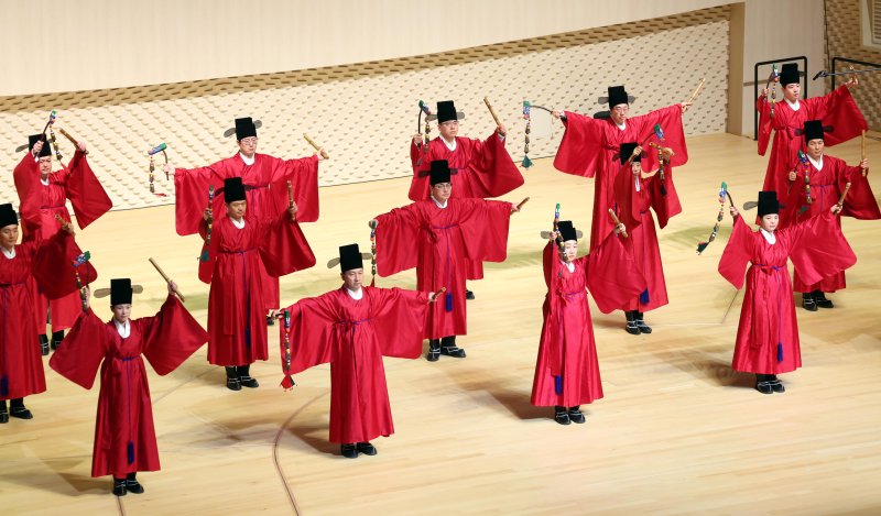 [부산=뉴시스] 하경민 기자 = 크라운해태 임직원들이 만든 '제6회 CH한음회'가 10일 부산 부산진구 부산콘서트홀에서 본 국악공연(오후 7시)에 앞서 최종 연습공연을 하고 있다. CH한음회는 과자 회사인 크라운해태 임직원들이 평소 갈고 닦은 전통음악 실력을 지역 고객들에게 선보이는 고객감사 공연으로, 지난해 4월 대전·대구, 올해 광주·대구·일본 오사카 등에 이어 이날 부산 공연을 펼친다. 2025.12.10. yulnetphoto@newsis.com