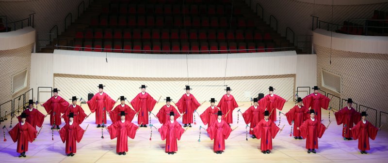 [부산=뉴시스] 하경민 기자 = 크라운해태 임직원들이 만든 '제6회 CH한음회'가 10일 부산 부산진구 부산콘서트홀에서 본 국악공연(오후 7시)에 앞서 최종 연습공연을 하고 있다. CH한음회는 과자 회사인 크라운해태 임직원들이 평소 갈고 닦은 전통음악 실력을 지역 고객들에게 선보이는 고객감사 공연으로, 지난해 4월 대전·대구, 올해 광주·대구·일본 오사카 등에 이어 이날 부산 공연을 펼친다. 2025.12.10. yulnetphoto@newsis.com