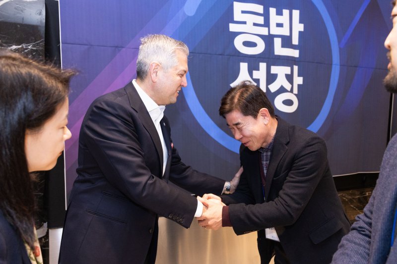 [서울=뉴시스] 헥터 비자레알 GM 한국사업장 사장이 지난 9일 판매 네트워크 대표와 행사장에서 인사하고 있다. (사진=GM 한국사업장 제공) 2025.12.10. photo@newsis.com *재판매 및 DB 금지