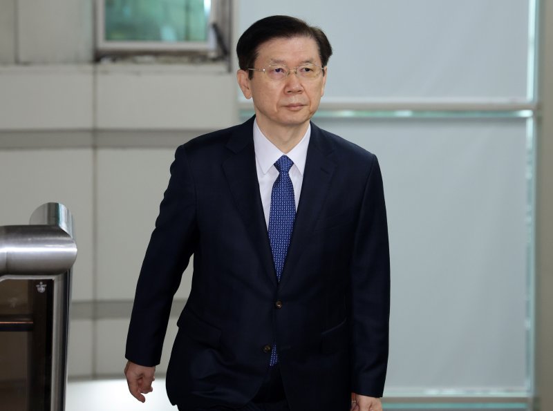 [서울=뉴시스] 김혜진 기자 = 박종준 전 대통령경호처장이 7일 서울 서초구 서울중앙지법에서 열린 윤석열 전 대통령의 특수공무집행방해 등 혐의 속행 공판에 증인으로 출석하고 있다. (공동취재) 2025.11.07. photo@newsis.com