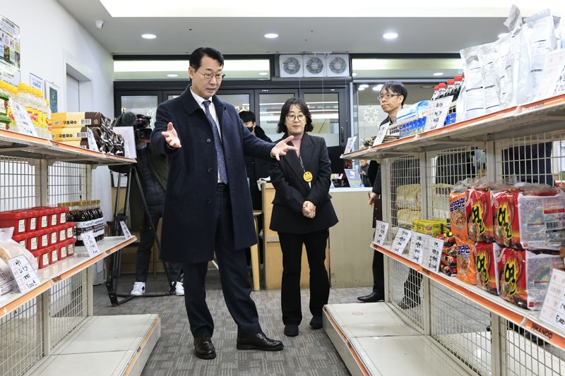 정명근 화성시장이 10일 '먹거리 기본보장코너(그냥드림)'를 찾아 운영 전반을 점검하고 있다. 화성시 제공