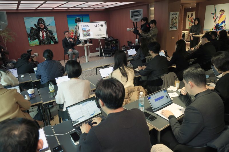 정원오 성동구청장이 10일 오후 서울시 성동수 왕십리로 펍지성수 라운지에서 도서 ‘성수동 (도시는 어떻게 사랑받는가)’ 기자간담회를 하고 있다. 2025.12.10/뉴스1 ⓒ News1 박정호 기자