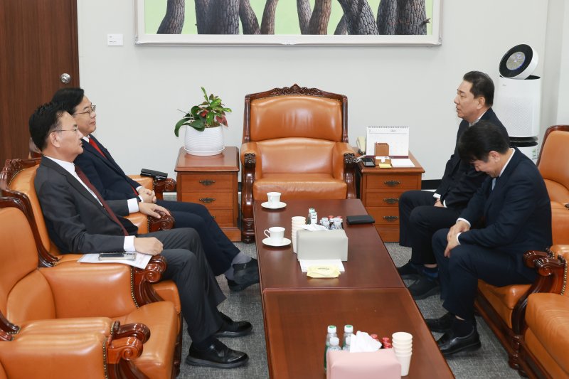 더불어민주당 김병기 원내대표, 문진석 원내수석, 국민의힘 송언석 원내대표, 유상범 원내수석이 10일 서울 여의도 국회 운영위원장실에서 회동하고 있다. 뉴시스