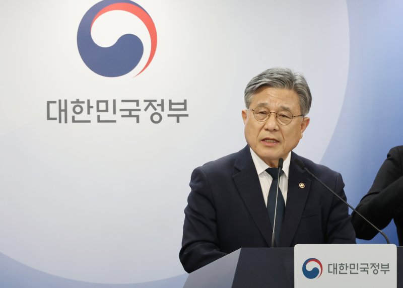 [서울=뉴시스] 김명원 기자 = 허민 국가유산청장이 10일 오전 서울 종로구 정부서울청사에서 오는 2026년 7월 부산에서 개회되는 K-헤리티지 전 세계 확산 위한 '제48차 유네스코 세계유산위원회 추진 계획'을 발표하고 있다. 허민 청장은 "이번 계획에는 최근 '케이팝 데몬 헌터스의 인기와 함께 K-팝, K-푸드, K-뷰티 등 다양하 분야의 K-컬처의 글로벌 열풍을 이어 나가기 위하여 그 근간이 되는 K-헤리티지에 대한 국제적 관심을 확산하는 기회가 될 세계유산위원회의 성공적 개회를 위한 세부전략이 포함되어 있다"고 밝혔다. 20