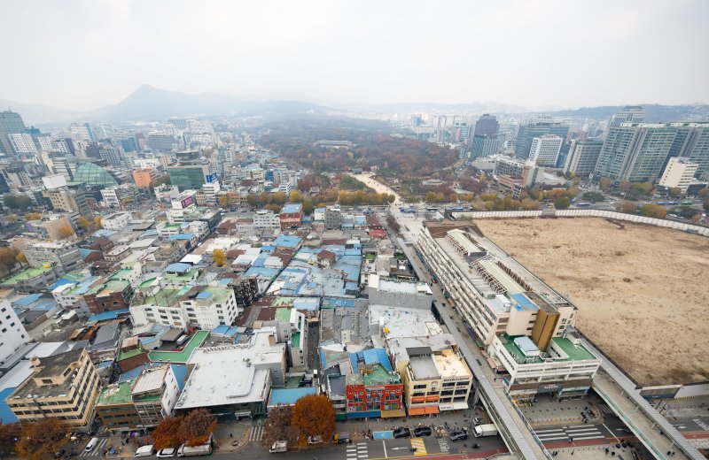 [서울=뉴시스] 황준선 기자 = 유네스코 세계유산인 종묘 인근 세운4구역의 고층 건물 개발을 두고 서울시와 정부의 갈등이 심화되고 있는 24일 서울 종로구 종묘와 세운4구역의 모습. 2025.11.24. hwang@newsis.com