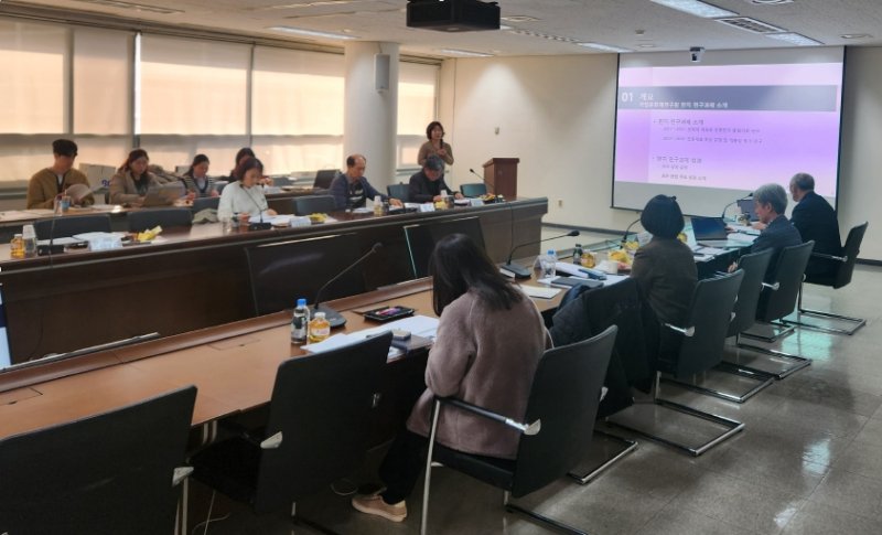 [서울=뉴시스] 한지 관련 용어 제정 제안을 위한 전문가 자문회의 (사진=국가유산청 제공) 2025.12.10. photo@newsis.com *재판매 및 DB 금지