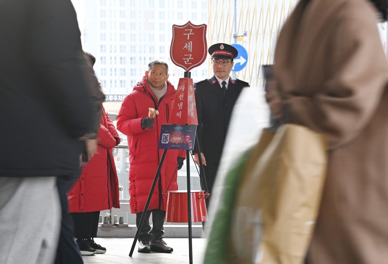 [수원=뉴시스] 김종택 기자 = 구세군 연말 모금 캠페인이 시작된 10일 경기 수원역에서 봉사자들이 구세군 자선냄비 활동을 하고 있다. 2025.12.10. jtk@newsis.com