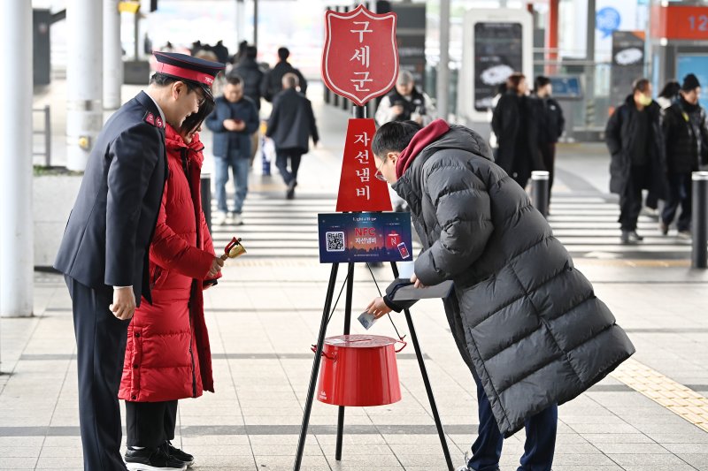 [수원=뉴시스] 김종택 기자 = 구세군 연말 모금 캠페인이 시작된 10일 경기 수원역에서 한 시민이 구세군 자선냄비에 성금을 넣고 있다. 2025.12.10. jtk@newsis.com