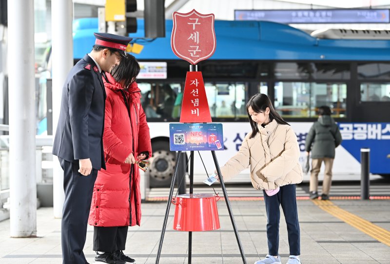 [수원=뉴시스] 김종택 기자 = 구세군 연말 모금 캠페인이 시작된 10일 경기 수원역에서 한 어린이가 구세군 자선냄비에 성금을 넣고 있다. 2025.12.10. jtk@newsis.com