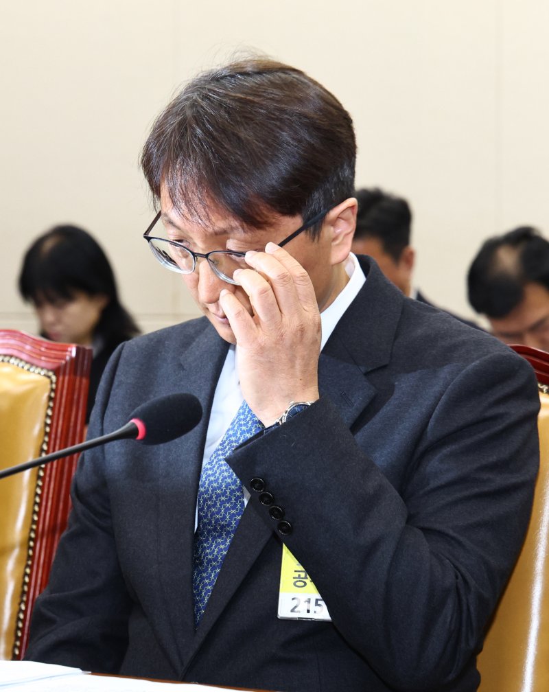 [서울=뉴시스] 김명년 기자 = 박대준 쿠팡 대표이사가 2일 오전 서울 여의도 국회에서 열린 과학기술정보방송통신위원회 전체회의에서 안경을 만지고 있다. 2025.12.02. kmn@newsis.com