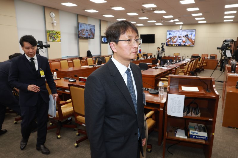 [서울=뉴시스] 고승민 기자 = 박대준 쿠팡 대표이사가 2일 서울 여의도 국회에서 열린 과학기술정보방송통신위원회의 쿠팡 개인정보 유출 사고 관련 현안질의에서 정회 후 회의장을 나서고 있다. 2025.12.02. kkssmm99@newsis.com