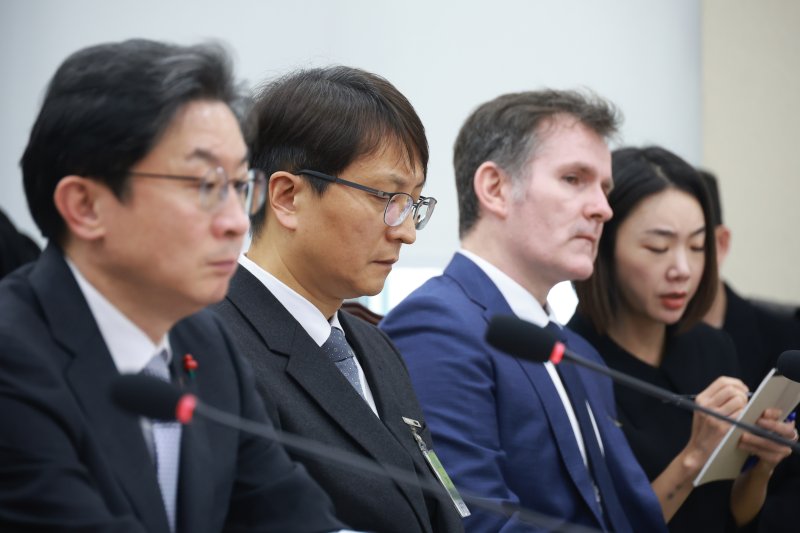 [서울=뉴시스] 고승민 기자 = 박대준 쿠팡 대표이사가 3일 서울 여의도 국회에서 열린 정무위원회의 쿠팡 개인정보 유출 관련 현안질의에서 송경희 개인정보보호위원장의 현안보고를 들으며 생각에 잠겨 있다. 2025.12.03. kkssmm99@newsis.com