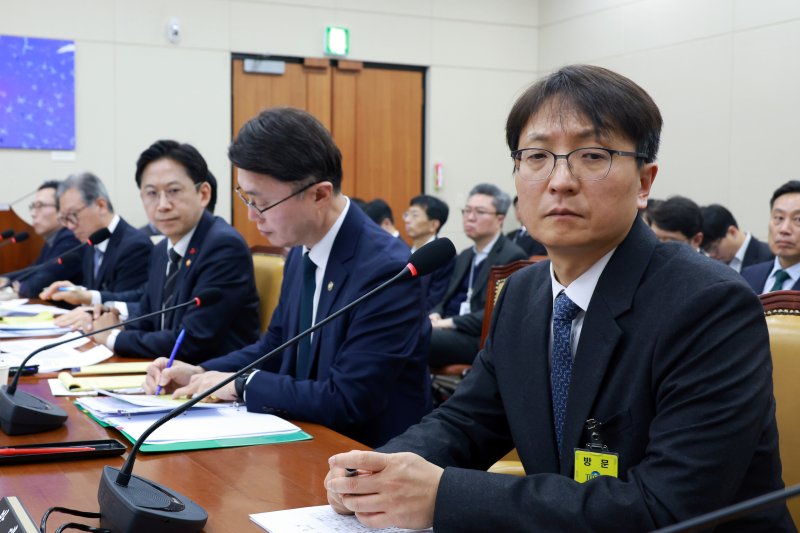 [서울=뉴시스] 고승민 기자 = 박대준 쿠팡 대표이사가 2일 서울 여의도 국회에서 열린 과학기술정보방송통신위원회의 쿠팡 개인정보 유출 사고 관련 현안질의에서 고개를 돌려 생각에 잠겨 있다. 2025.12.02. kkssmm99@newsis.com