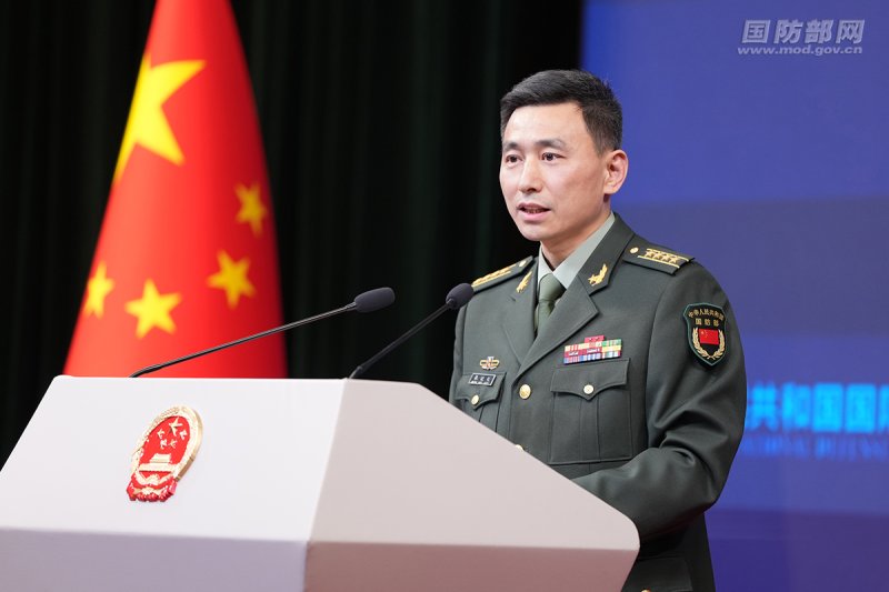 [서울=뉴시스] ﻿﻿한국 방공식별구역(KADIZ·카디즈)에 중국과 러시아 군용기 9대가 동시 진입한 가운데, 중국 국방부는 이번 활동이 양국의 연례 협력 계획에 따른 것이라고 밝혔다. 장샤오강 중국 국방부 대변인이 정례브리핑 중인 모습. <사진출처: 중국 국방부 사이트> 2025.12.10