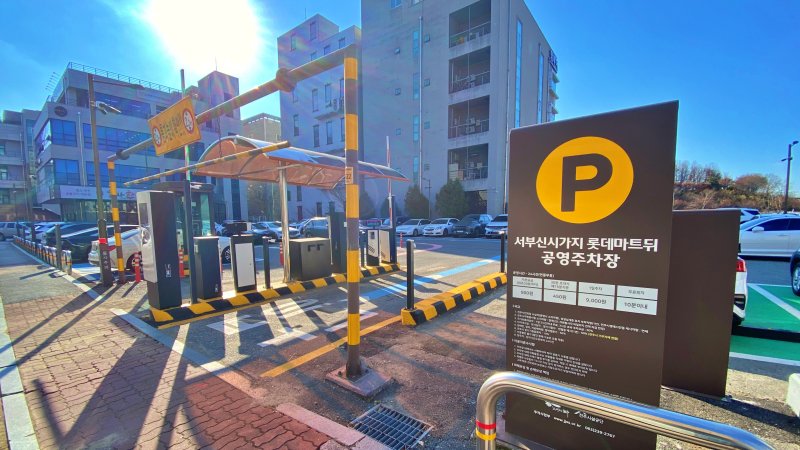 [전주=뉴시스] 전북 전주시설공단은 서부신시가지에 위치한 3개 공영주차장을 15일부터 순차적으로 유료로 전환해 운영한다고 10일 밝혔다. 서부신시가지 롯데마트뒤 공영주차장. (사진=전주시설공단 제공) 2025.12.10. photo@newsis.com