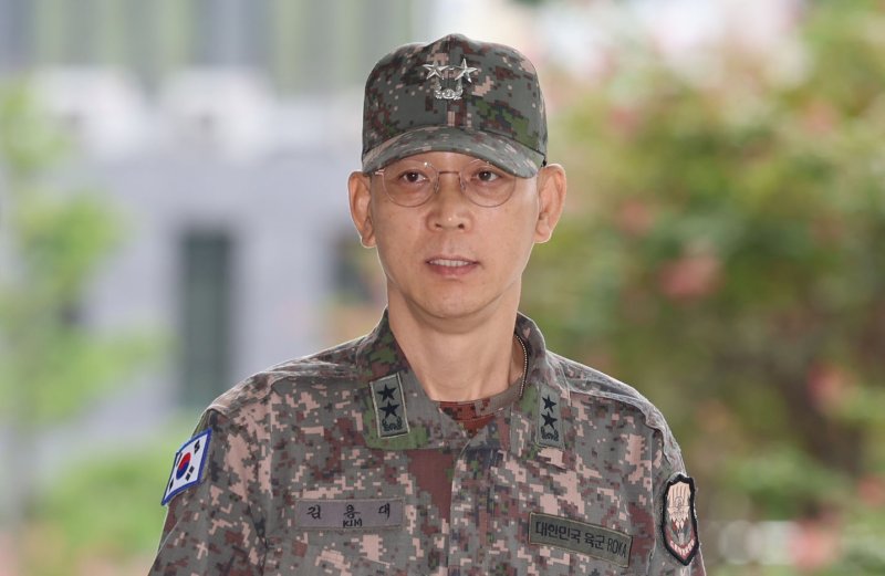 [서울=뉴시스] 권창회 기자 = 김용대 전 드론작전사령관이 18일 오전 서울 서초구 서울고검에 있는 내란특검에 출석하며 취재진 질문에 답하고 있다. 2025.09.18. kch0523@newsis.com