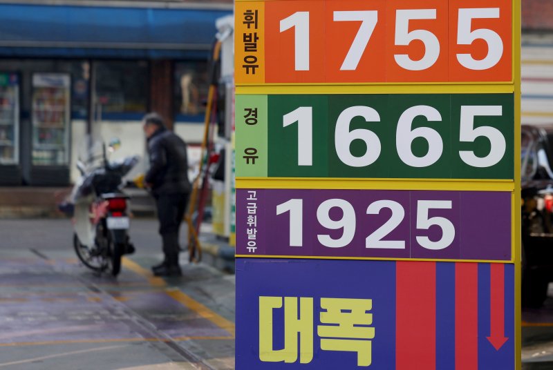 [서울=뉴시스] 김진아 기자 = 국내 기름값이 6주 연속 상승한 7일 서울의 한 주유소에 휘발유와 경유 가격이 게시되어 있다. 6일 한국석유공사 유가정보시스템 오피넷에 따르면 12월 첫째 주(11월30일~12월4일) 전국 주유소 휘발유 판매가는 리터(ℓ)당 1746.7원으로 직전 주 대비 1.7원 상승했다. 같은 기간 전국 주유소의 경유 판매가는 리터당 1662.9원으로, 직전 주보다 2.5원 비싸게 판매됐다. 2025.12.07. bluesoda@newsis.com