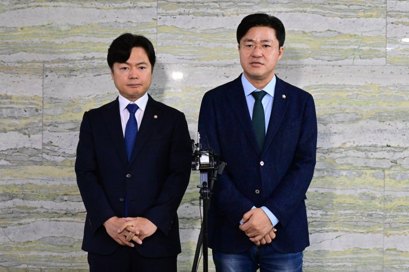 박상혁 더불어민주당 원내소통수석(오른쪽)과 김현정 원내대변인. (공동취재) 2025.8.8/뉴스1 ⓒ News1 이광호 기자