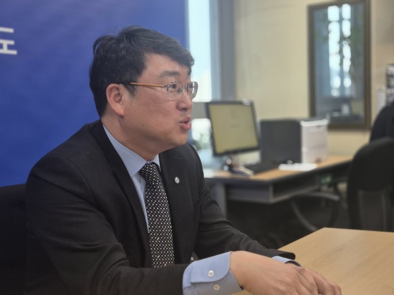 10일 신원식 전북도 미래첨단산업국장이 한국연구재단의 '핵융합 핵심기술 개발 및 첨단 인프라 구축사업' 부지선정 관련 이의신청 불수용 결정에 대해 설명하고 있다.(전북도 제공. 재판매 및 DB금지)/뉴스1