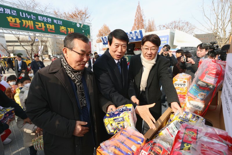 [전주=뉴시스]윤난슬 기자 = 전북 전주시종합사회복지관협회와 전주시노인복지관연합회, 전주시시니어클럽연합회는 10일 덕진공원 열린광장에서 라면 1개 기부를 통해 입장할 수 있는 '전주와 함께라면 축제'를 진행했다고 밝혔다. (사진=전주시 제공) 2025.12.10. photo@newsis.com