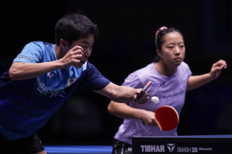 [류블랴나=신화/뉴시스] 임종훈(왼쪽)과 신유빈이 22일(현지 시간) 슬로베니아 류블랴나에서 열린 2025 월드테이블테니스(WTT) 스타 컨텐더 류블랴나 2025 혼합복식 결승전에서 우고 칼데라노-브루노 다카하시 조(21위·브라질)와 경기하고 있다. 세계 랭킹 5위인 임종훈-신유빈 조가 3-0(12-10 11-7 11-7)으로 완승하고 정상에 올랐다. 2025.06.23.