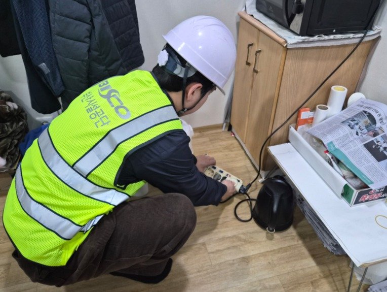 부산시설공단 관계자가 지하도상가 전기·소방시설물에 대해 점검하고 있다. (부산시설공단 제공. 재판매 및 DB 금지)