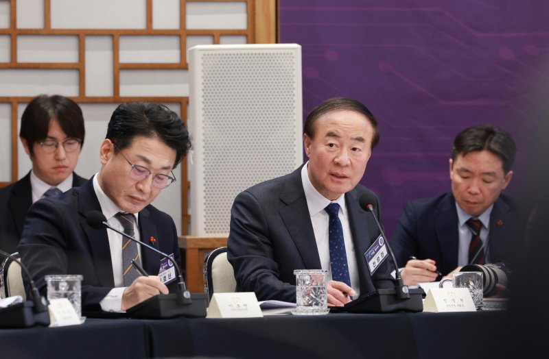 [서울=뉴시스] 고범준 기자 = 전영현 삼성전자 부회장이 10일 서울 용산 대통령실 청사에서 열린 AI 시대의 K-반도체 비전과 육성전략 보고회에서 발언하고 있다. 2025.12.10. bjko@newsis.com