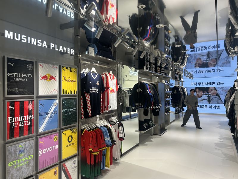 서울 용산구 아이파크몰 무신사 메가스토어 용산에 스포츠 의류가 전시돼 있다. 사진=강명연 기자