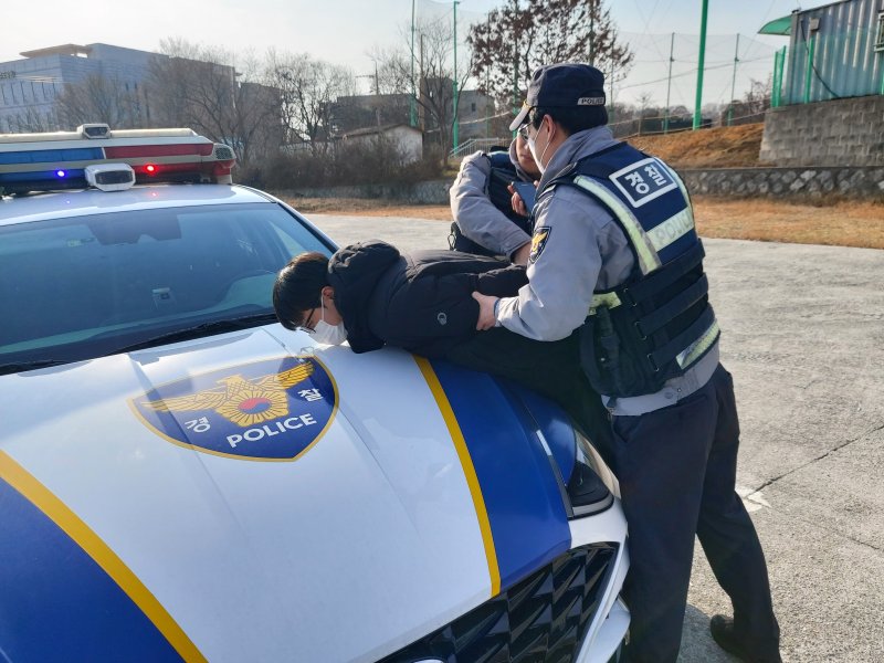 전북경찰청이 전주보호관찰소와 함께 위치추적기를 부수고 달아난 스토킹 행위자를 붙잡는 합동 모의훈련을 진행했다.(전북경찰청 제공. 재판매 및 DB금지)2025.12.10/뉴스1