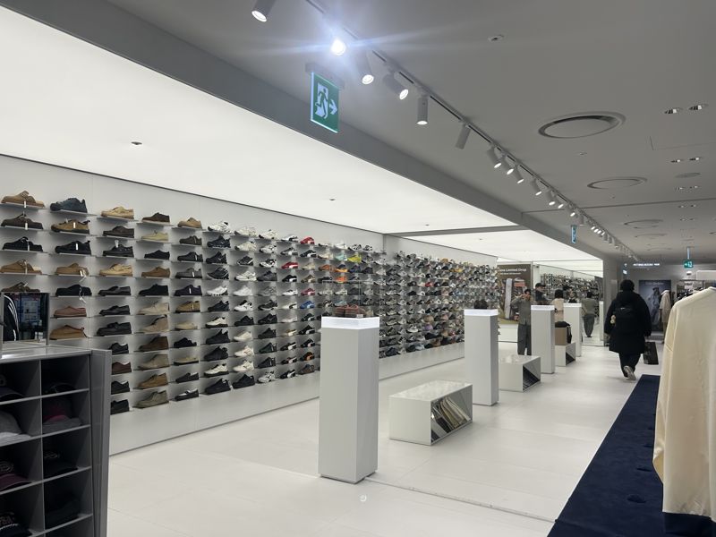 서울 용산구 아이파크몰의 무신사 메가스토어 용산에 신발이 진열돼 있다. 사진=강명연 기자