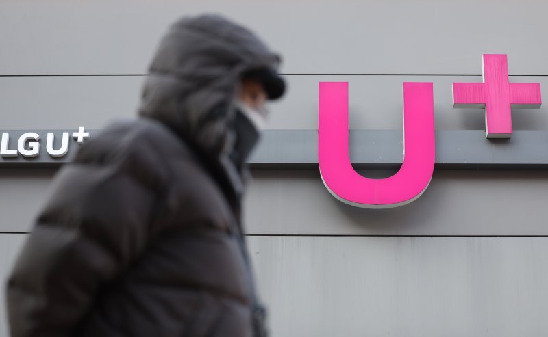 [서울=뉴시스] 김진아 기자 = LG유플러스가 AI 통화비서 서비스 ‘익시오’의 운영 개선 작업 과정에서 발생한 고객 통화정보 유출 사실을 개인정보보호위원회에 자진 신고했다.LG유플러스는 6일 캐시(임시 저장 공간) 설정 오류로 고객 36명의 통화 상대방 전화번호, 통화 시각, 통화내용 요약 등의 정보가 다른 이용자 101명에게 일시적으로 노출됐다고 밝혔다.사진은 7일 서울 시내 LG유플러스 매장. 2025.12.07. bluesoda@newsis.com