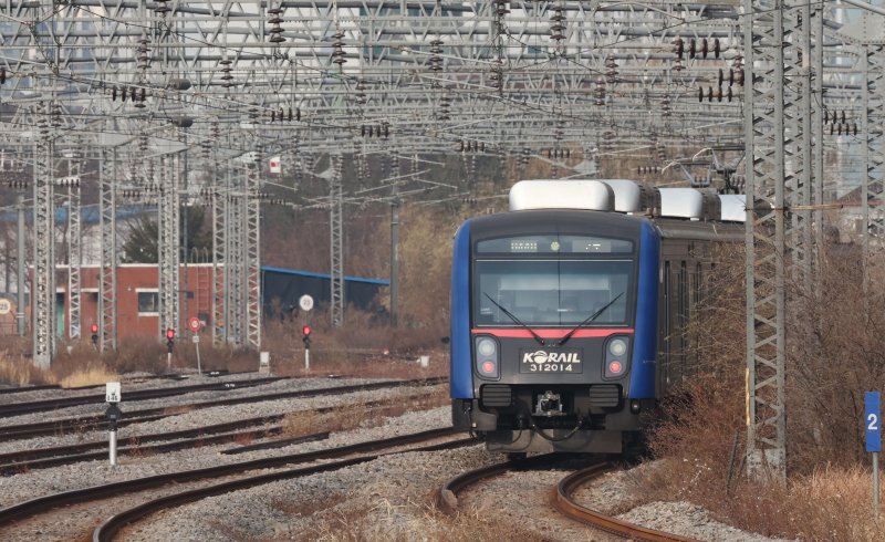 전국철도노동조합이 예고한 무기한 총파업이 하루 앞으로 다가온 10일 경기 오산시 수도권 전철 1호선 서동탄역에서 전동차가 출발하고 있다. 2025.12.10/뉴스1 ⓒ News1 김영운 기자