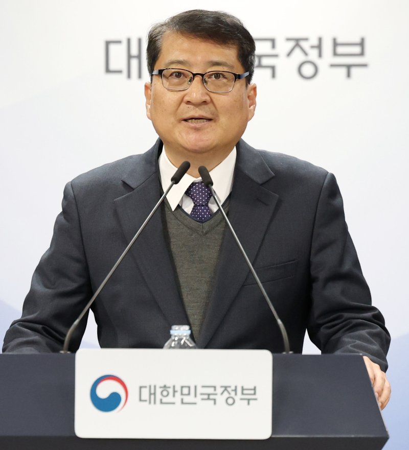 [서울=뉴시스] 추상철 기자 = 김경우 과학기술정보통신부 전파정책기획과장이 10일 오후 서울 종로구 정부서울청사에서 이동통신 주파수 재할당 세부 정책방안과 관련 브리핑을 하고 있다. 2025.12.10. scchoo@newsis.com