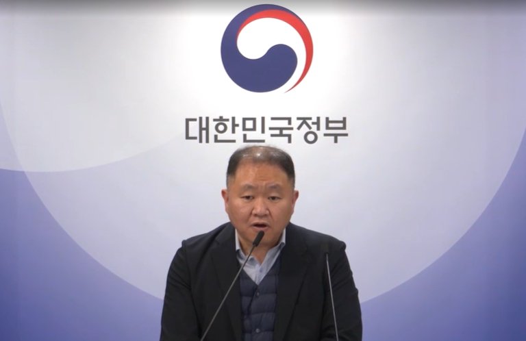 [서울=뉴시스] 박은비 기자 = 남영준 과기정통부 주파수정책과장이 10일 정부서울청사에서 열린 '이동통신 주파수 재할당 세부 정책방안' 발표 브리핑 질의응답을 진행하고 있다. 2025.12.10. silverline@newsis.com *재판매 및 DB 금지