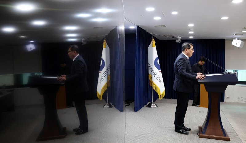 [서울=뉴시스] 추상철 기자 = 김경우 과학기술정보통신부 전파정책기획과장이 10일 오후 서울 종로구 정부서울청사에서 이동통신 주파수 재할당 세부 정책방안과 관련 브리핑을 하고 있다. 2025.12.10. scchoo@newsis.com