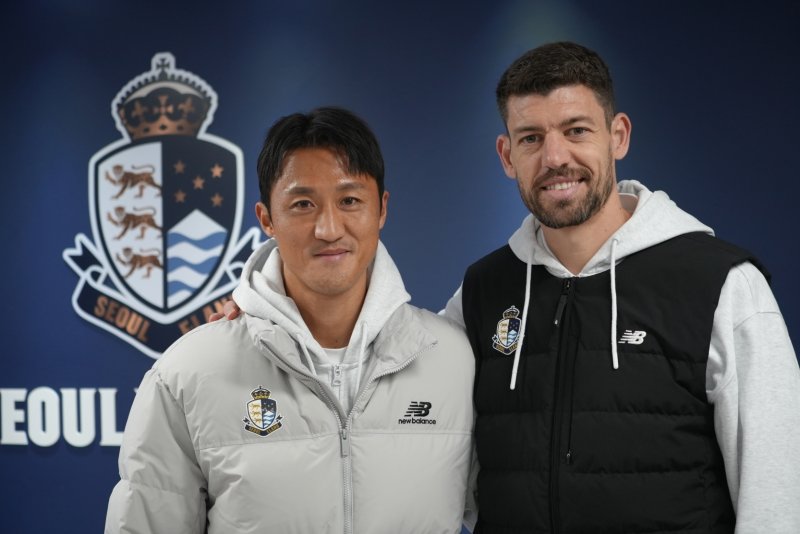 [서울=뉴시스] 프로축구 K리그2 서울이랜드FC, 김오규(왼쪽), 오스마르와 재계약. (사진=서울이랜드FC 제공) *재판매 및 DB 금지