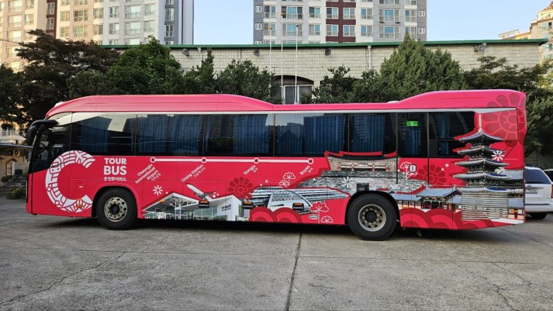 [홍성=뉴시스] 충북 청주국제공항~충남 공주시·부여군 백제문화권을 연결하는 'C-투어버스' 모습. (사진=충남도 제공) 2025.12.10. photo@newsis.com *재판매 및 DB 금지