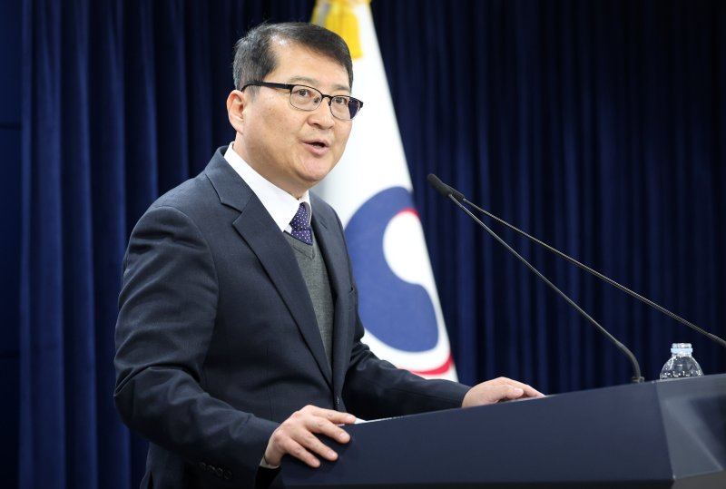 [서울=뉴시스] 추상철 기자 = 김경우 과학기술정보통신부 전파정책기획과장이 10일 오후 서울 종로구 정부서울청사에서 이동통신 주파수 재할당 세부 정책방안과 관련 브리핑을 하고 있다. 2025.12.10. scchoo@newsis.com