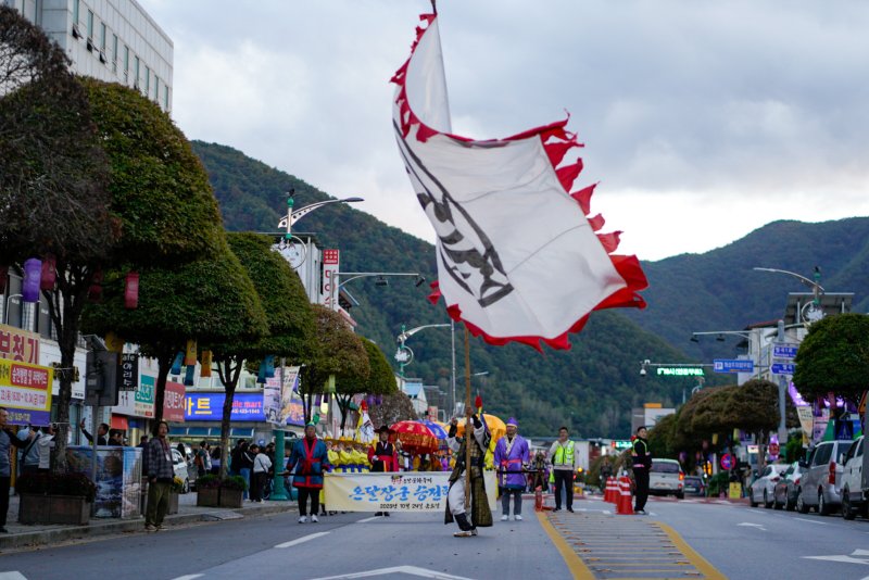 [단양=뉴시스] 이병찬 기자 = 고구려 문화축제 제27회 온달문화축제가 개막한 24일 충북 단양군 단양읍에서 온달장군 승전행렬이 펼쳐지고 있다.(사진=단양군 제공)2025.10.24.photo@newsis.com