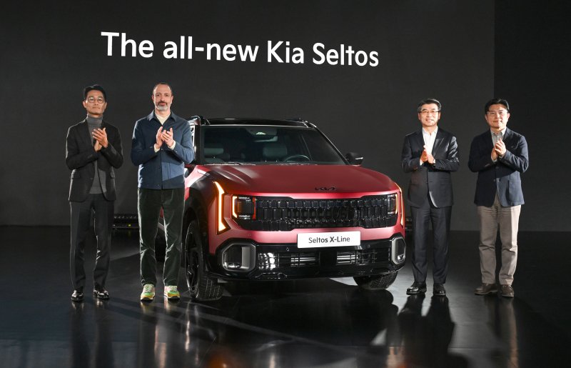 9일 기아 2세대 셀토스 공개 현장에서 (왼쪽부터) 류창승 기아 고객경험본부장 전무, 송호성 기아 사장, 카림 하비브 기아 글로벌디자인담당 부사장, 서하준 기아 국내상품실장 상무가 기념 사진을 촬영한 모습(기아 제공). 2025.12.09.