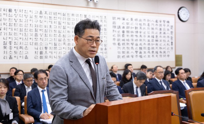 백해룡 경정이 지난 10월 27일 서울 여의도 국회에서 열린 법제사법위원회 대검찰청 등에 대한 국정감사에 출석해 의원 질의에 답변하고 있다. 2025.10.27/뉴스1 ⓒ News1 이승배 기자