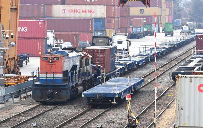 [의왕=뉴시스] 김종택 기자 = 전국철도노동조합 총파업을 하루 앞둔 10일 경기 의왕시 내륙컨테이너기지(ICD)에 화물열차가 정차해 있다.코레일 철도노조는 11일부터 서울교통공사 노조는 12일부터 무기한 총파업을 예고하고 있다. 2025.12.10. jtk@newsis.com