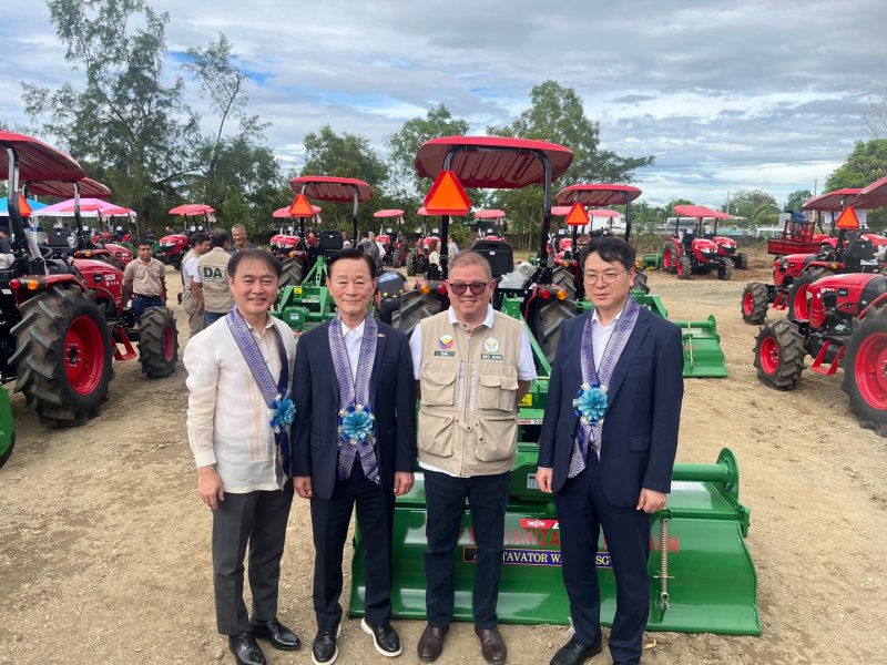 [세종=뉴시스] 농림축산식품부는 10일 필리핀 카바나투안시에서 열린 '한국농기계전용공단' 착공식에 참석해 농기계 분야 협력 방안을 논의했다고 밝혔다. 사진은 왼쪽부터 이상화 필리핀대사, 김신길 농기계조합 이사장, 필리핀 농업부장관, 김정욱 농업혁신정책실장. (사진=농식품부 제공) 2025.12.10. photo@newsis.com *재판매 및 DB 금지