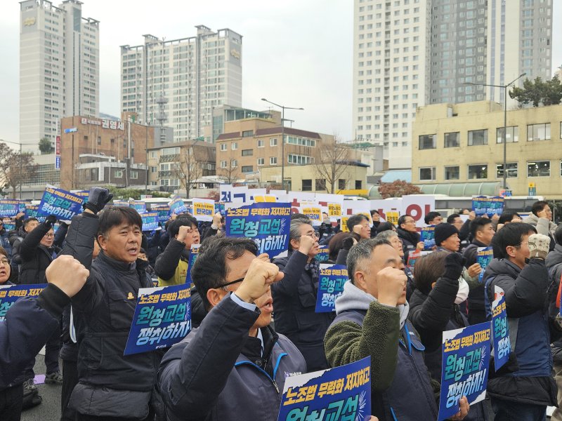 10일 오후 서울 용산구 삼각지역 인근에서 진행된 '개정 노조법 무력화 저지 시행령 폐지 원청교섭 쟁취 민주노총 확대간부 결의대회'에서 집회 참가자들이 구호를 외치고 있다. 2025.12.10/뉴스1 ⓒ News1 유채연 기자